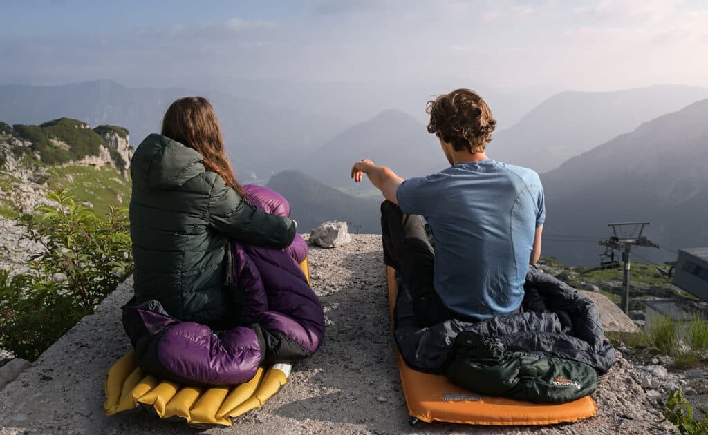 Couple de voyageurs dormant sous le ciel