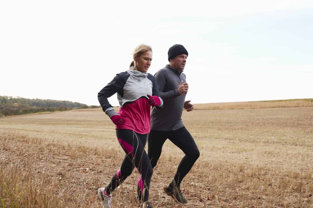 couple runners champs campagne