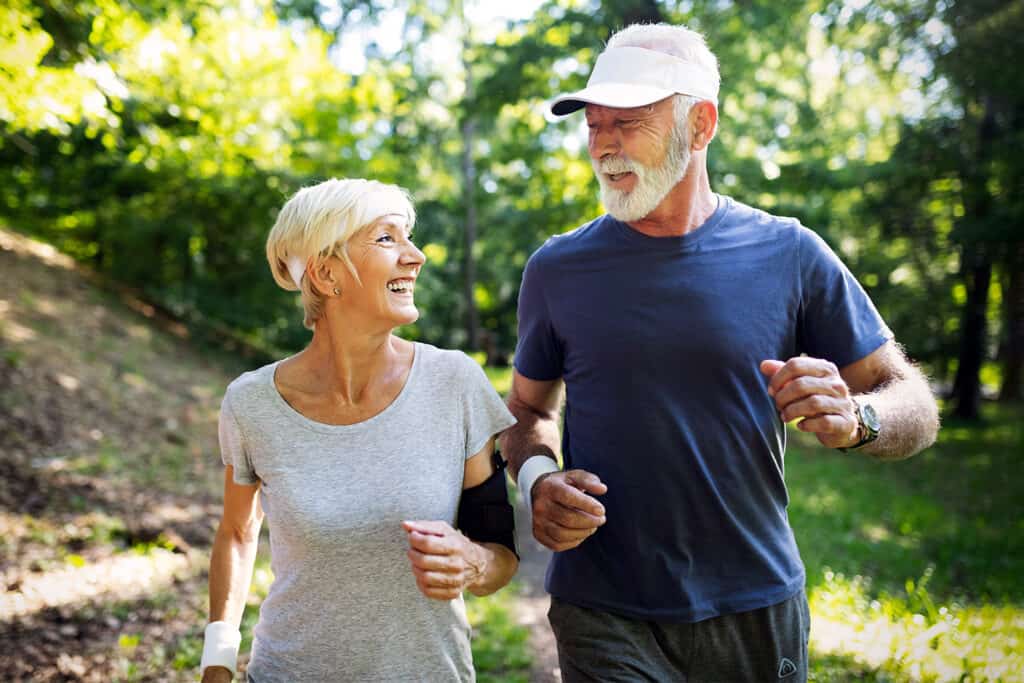 un couple de seniors qui pratique le running, l'un des meilleurs sports d'endurance