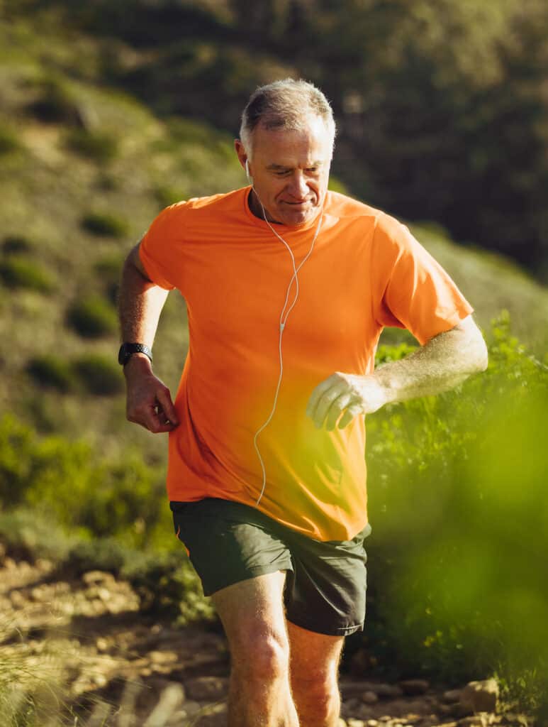 homme senior qui fait un jogging pour perdre du ventre (graisses)