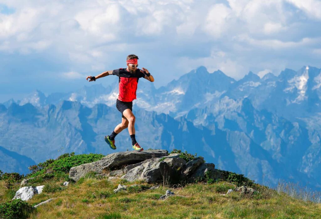 Traileur sur un sentier de Skyrunning