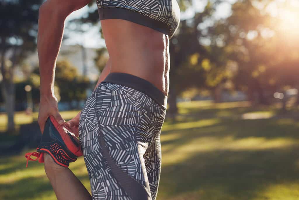 coureuse avec des abdominaux toniques