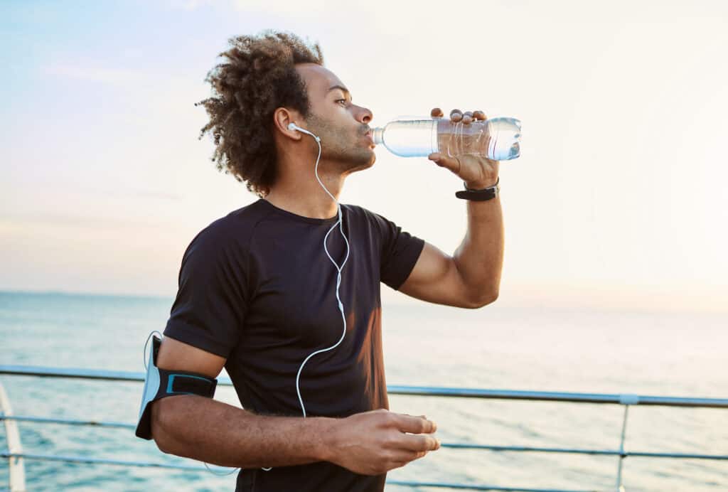 runner qui s'hydrate