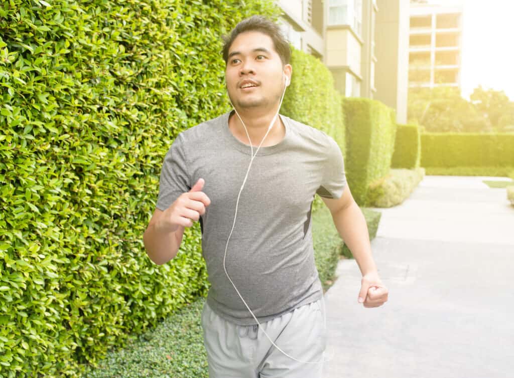 coureur qui fait un jogging en écoutant de la musique