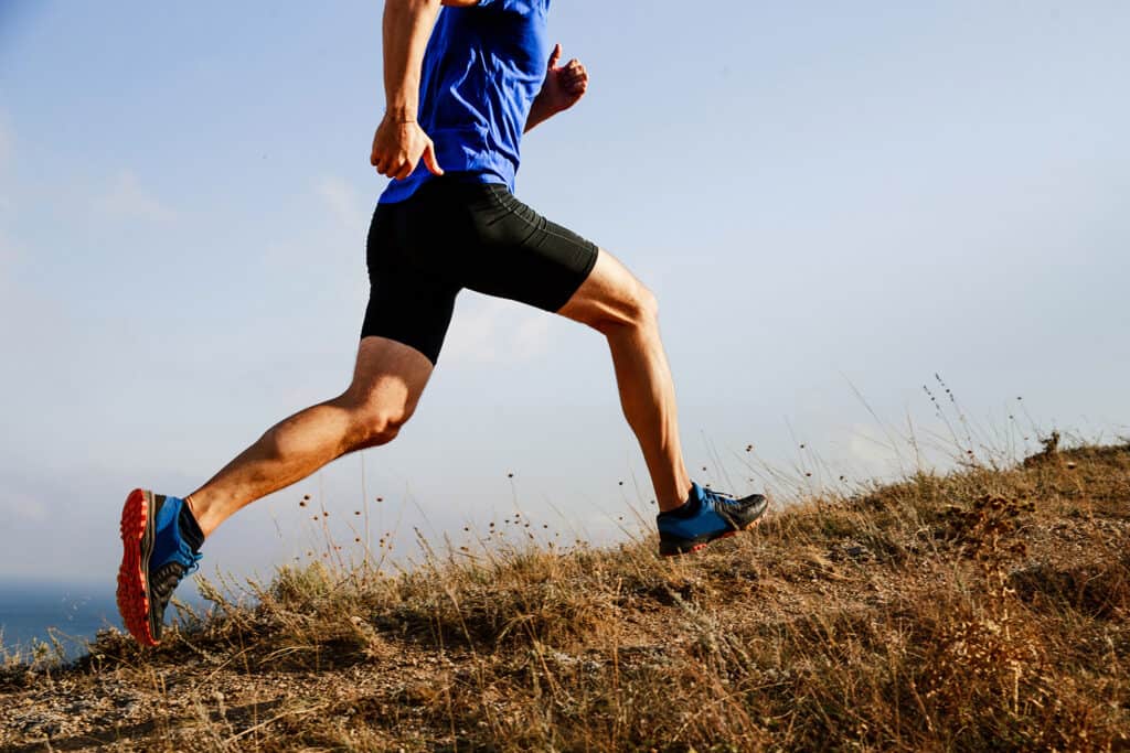 coureur masculin courant sur un sentier