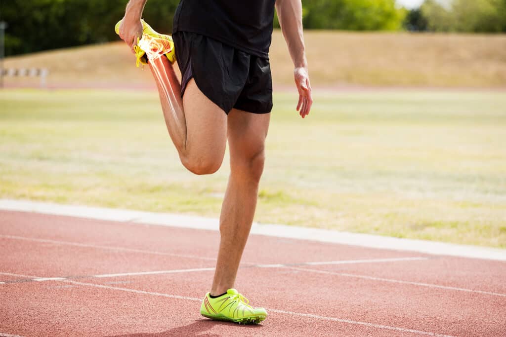 athlète qui s'étire la jambe avant une course à pied
