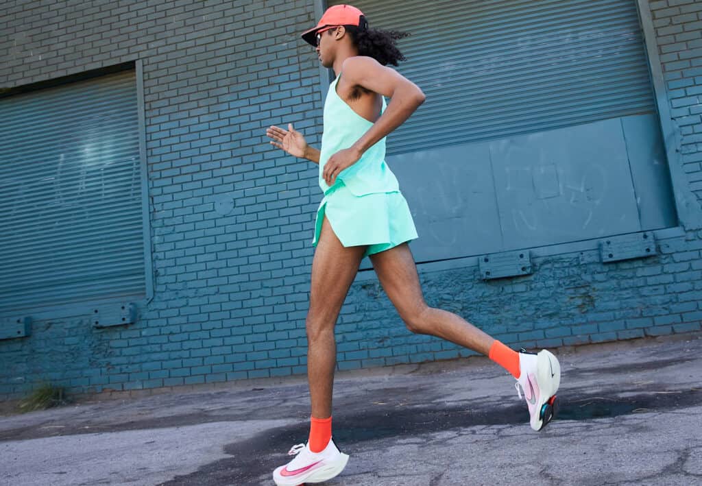coureur portant des Nike Aeroswift short pour la course à pied