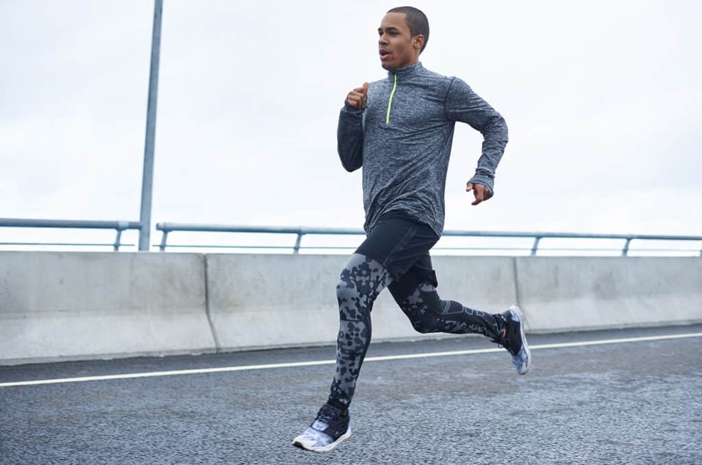 homme portant un short de course