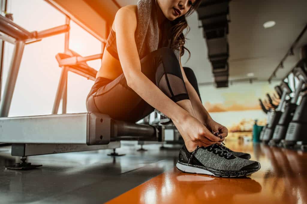 coureur se préparant pour le jogging sur tapis avec des chaussures de running