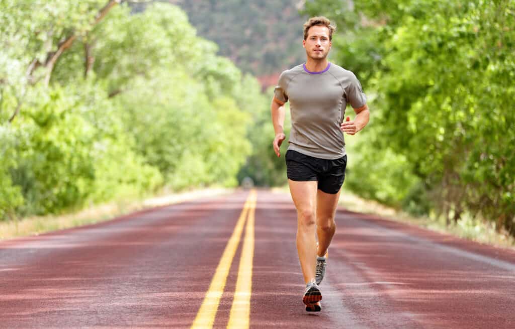 coureur s'entraînant pour la compétition avec un short running homme
