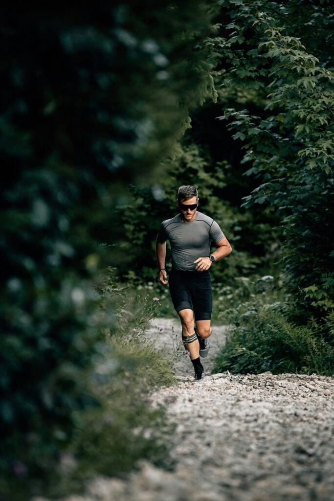 coureur de fond sur chemin forestier