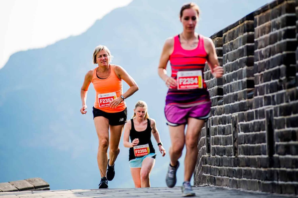 marathoniens en chine (marches de la muraille)