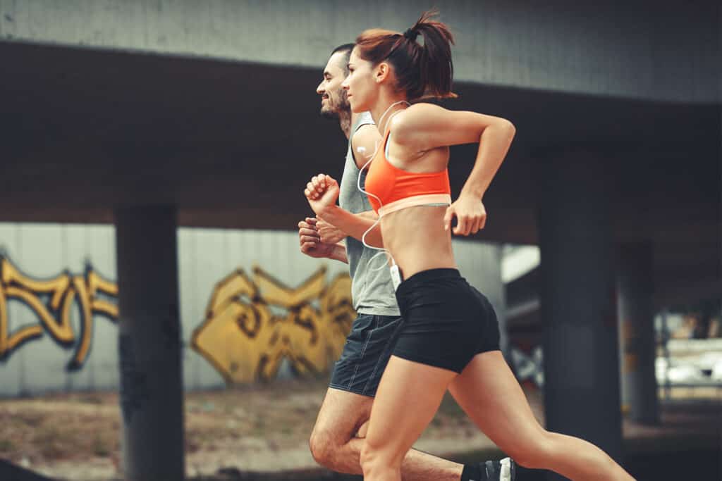 Couple de coureurs faisant leur jogging en ville