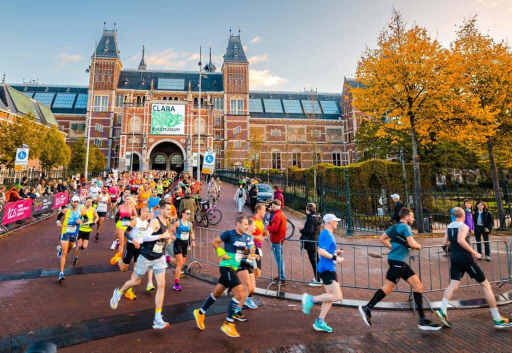 coureurs du marathon d'Amsterdam passant devant le Risjkmusseum quartier des musées
