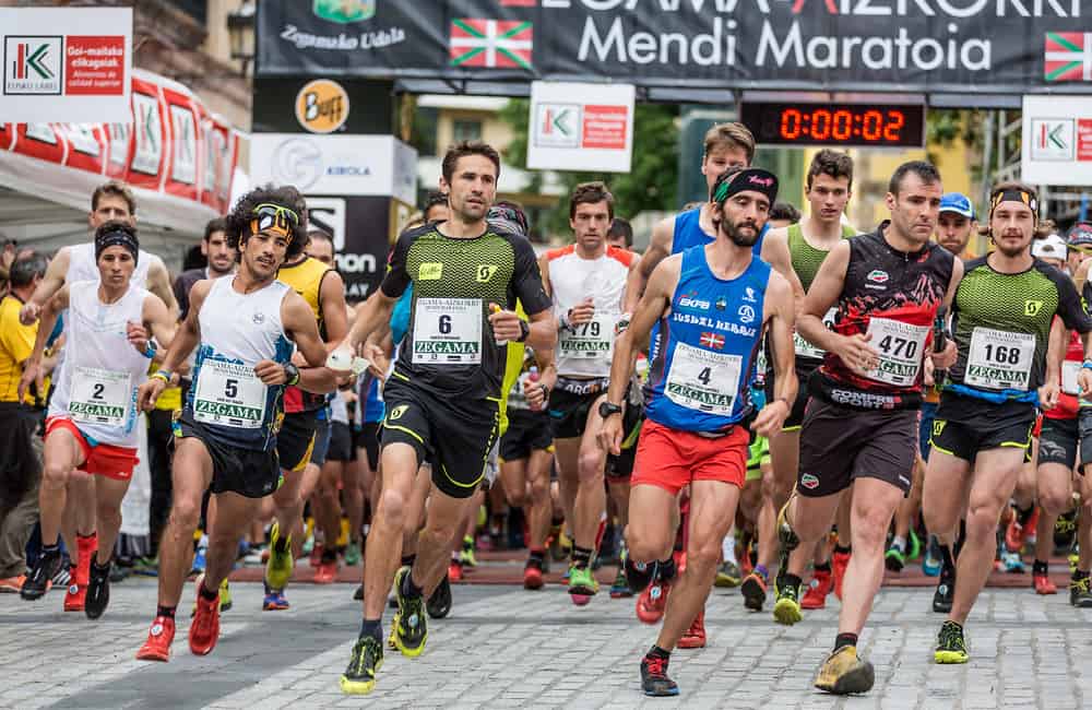 coureurs de trail sur la ligne de départ Zegama-Aizkorri qui compte pour la coupe du monde de Skyrunning