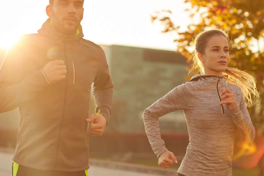 couple de runners qui font un entrainement jogging