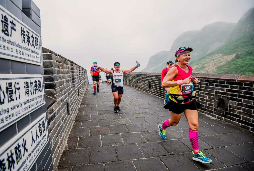 Les coureurs de la course sur la route du Great Wall Marathon