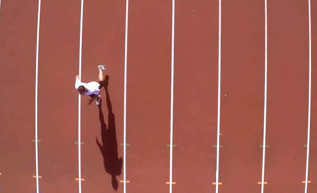 courir à reculons sur une piste de marathon