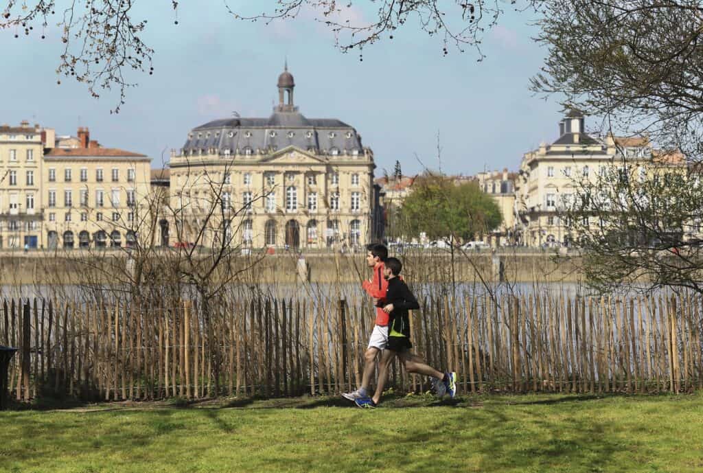 Coureurs dans le quartier des Chartrons à Bordeaux