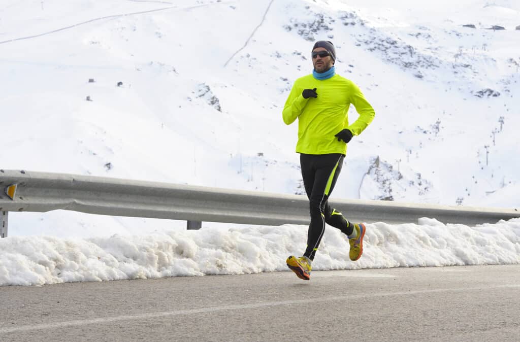 coureur sur une route en hiver