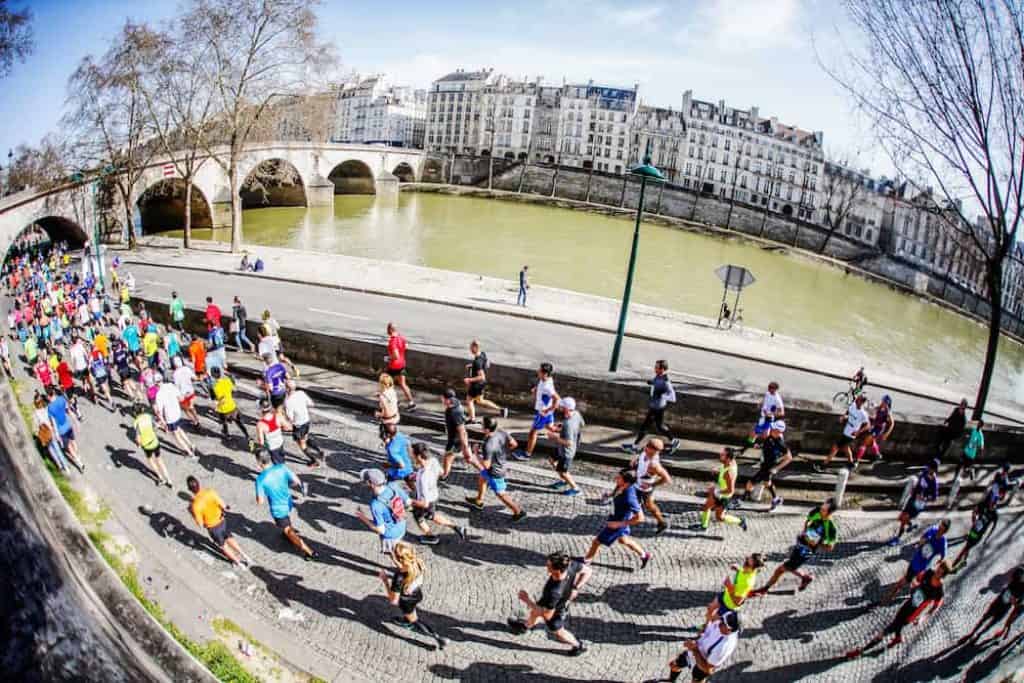 Coureurs sur la rive droite de la Seine
