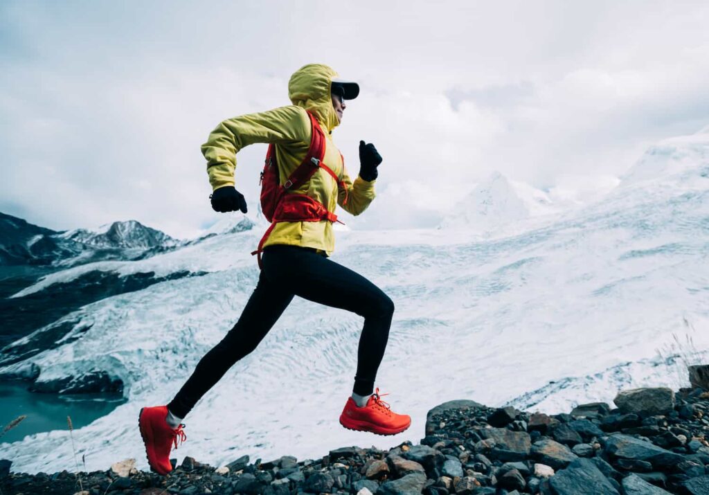femme qui participe à une épreuve ultra trails en montagne