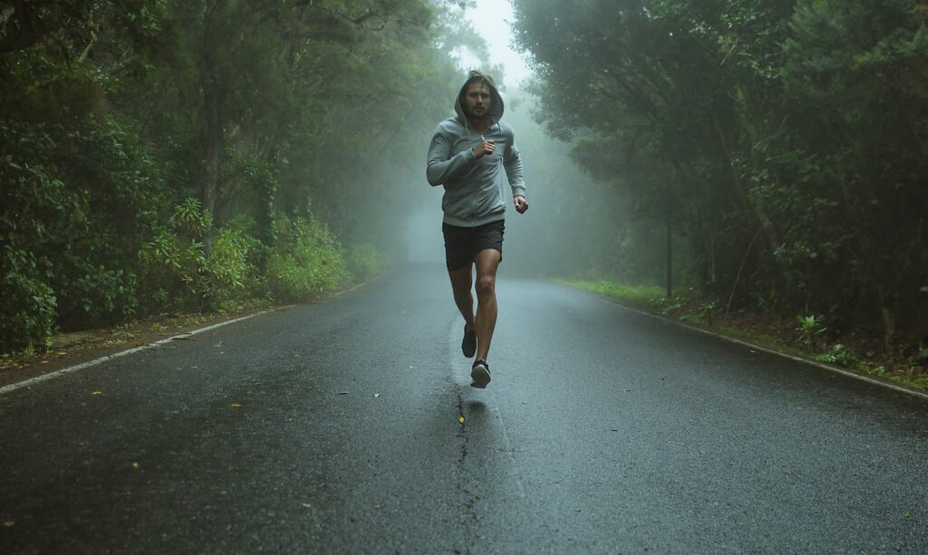 coureur sur route sous la pluie reprise