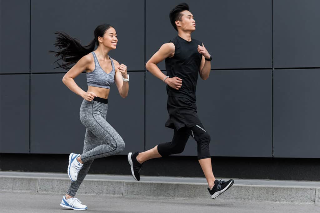 couple de runners faisant de l'exercice 