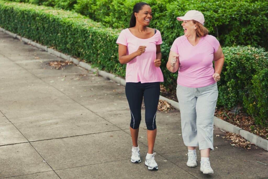 deux femmes qui font un jogging en ville
