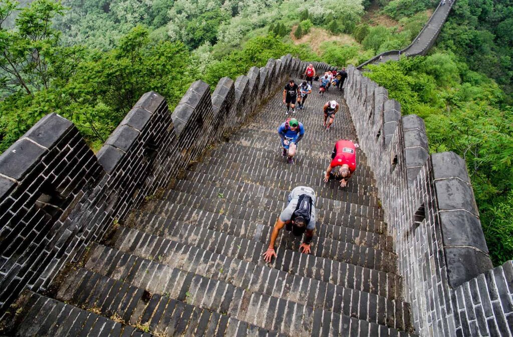 coureurs sur les escaliers de la Grande Muraille de Chine
