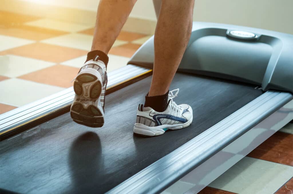 course de fond sur tapis avec baskets
running