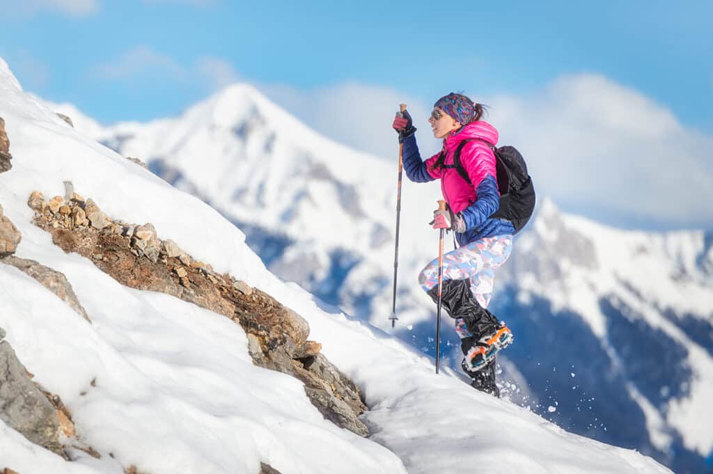 Femme alpiniste lors d'une descente