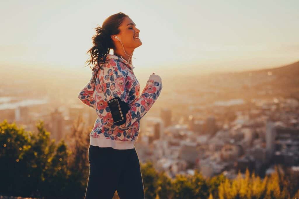 femme courant au lever du soleil pour travailler son endurance