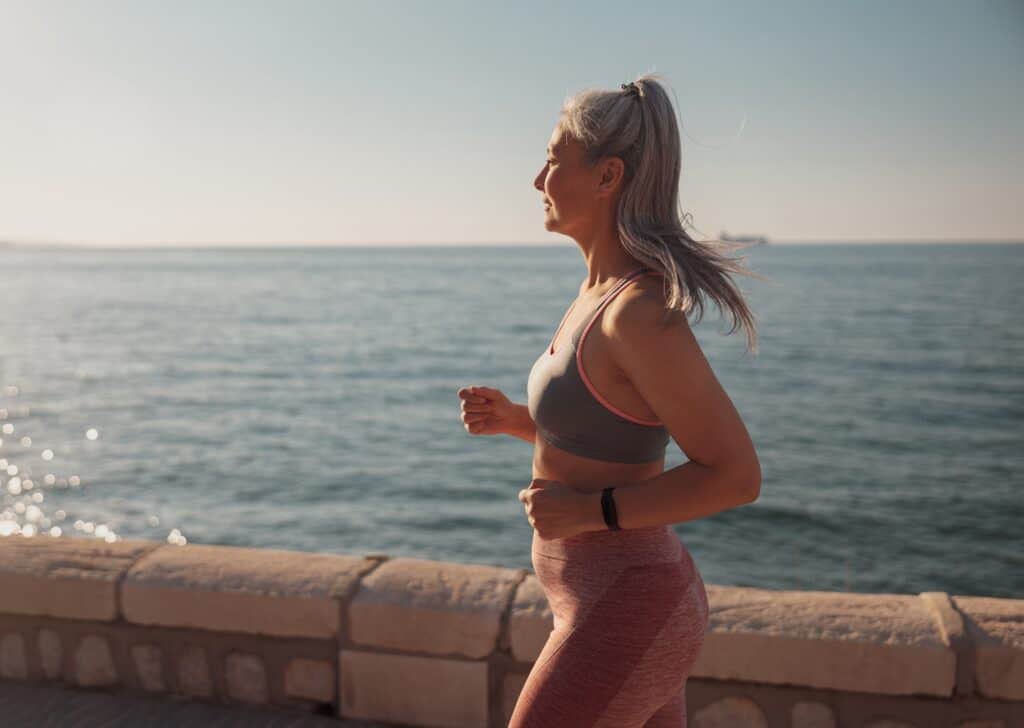 femme qui fait un jogging en bord de mer