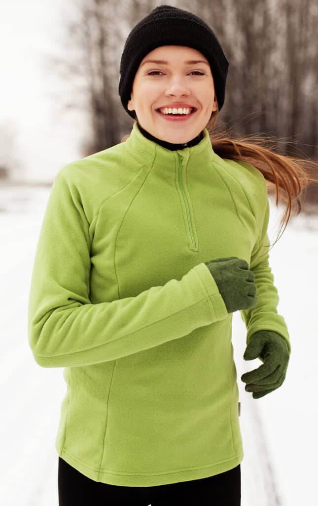 femme portant un bonnet pour la course sur route