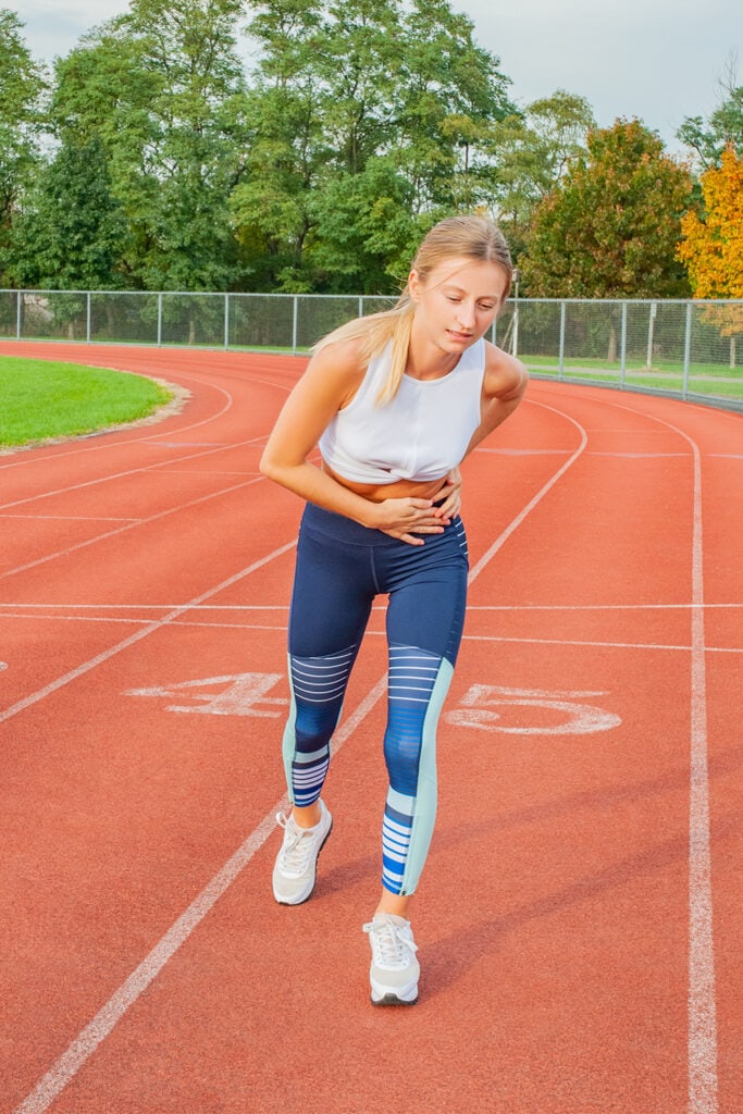 Point de côté pendant une session d'athlétisme