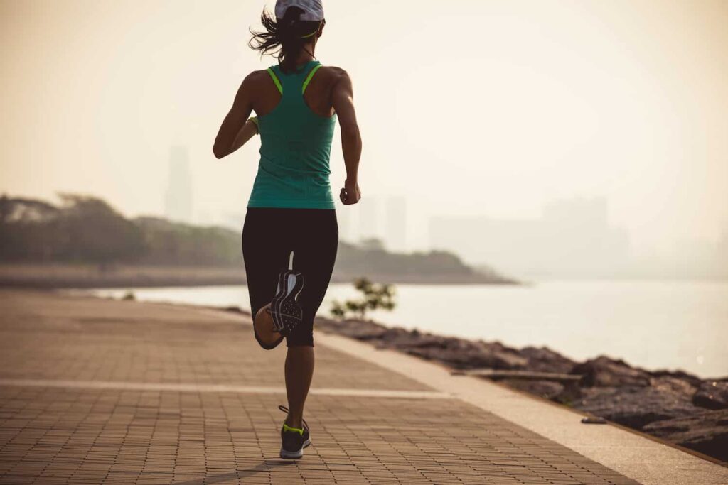 femme qui court bord mer