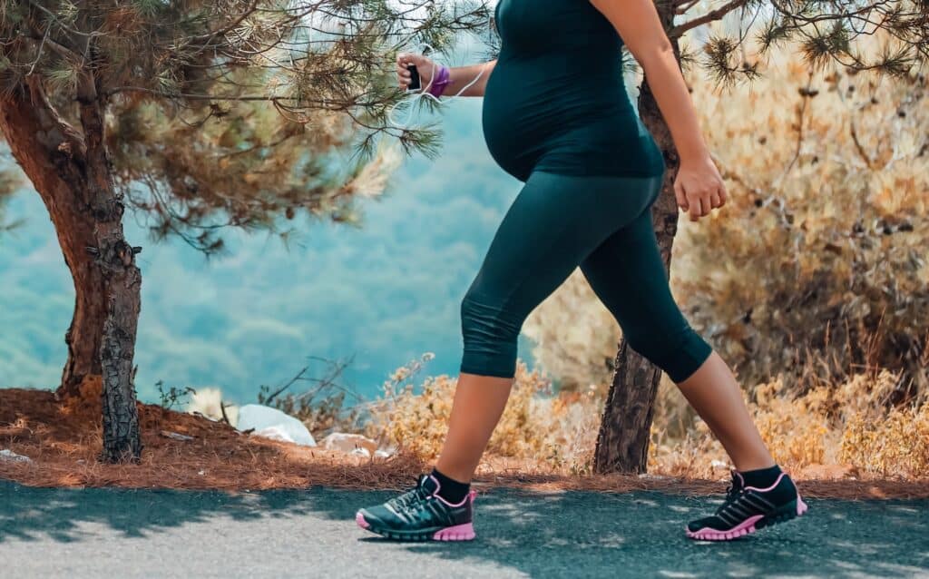 femme qui fait du sport à faible intensité pour entretenir ses muscles et ses tendons