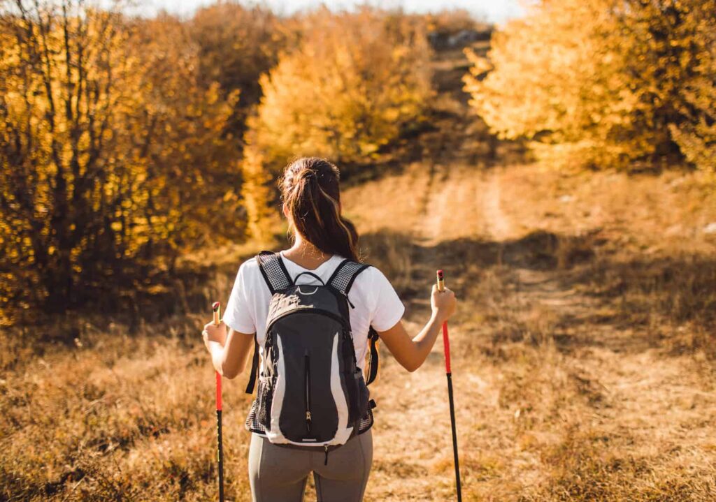 femme qui engage son corps en marchant sur un sentier