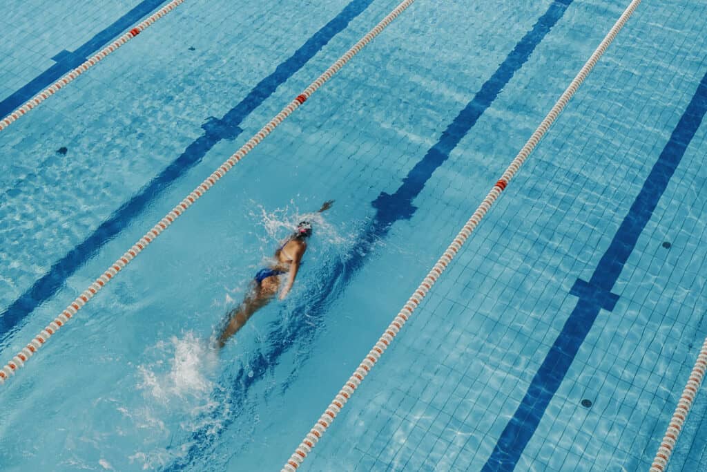 femme nageant dans une piscine