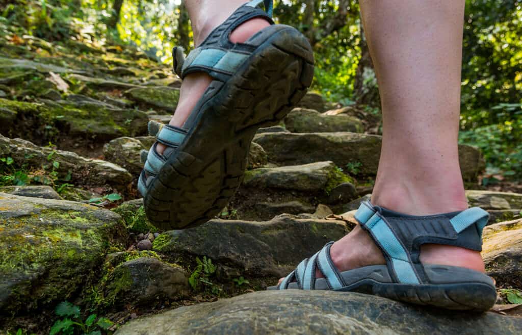 femme portant des sandales de randonnée dans les bois