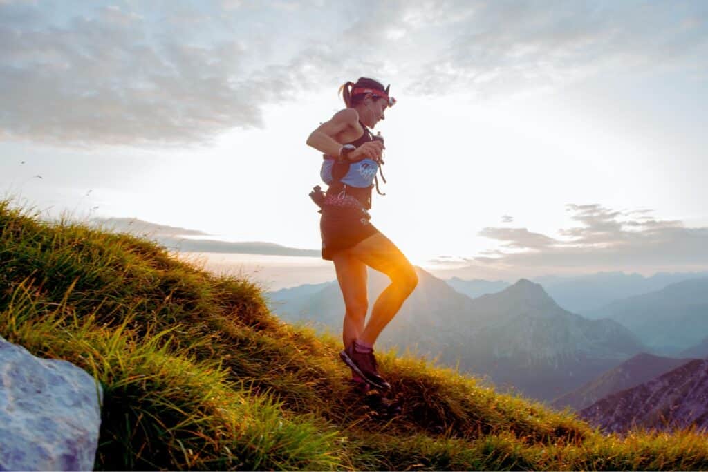 Descente sur sentier sur le tour du Mont-Blanc. Basket trail femme et équipement complet.
