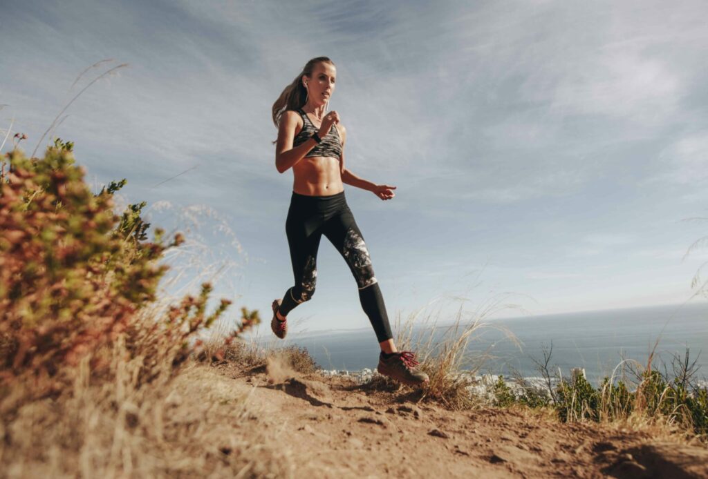 femme qui court sur un sentier en bord de mer