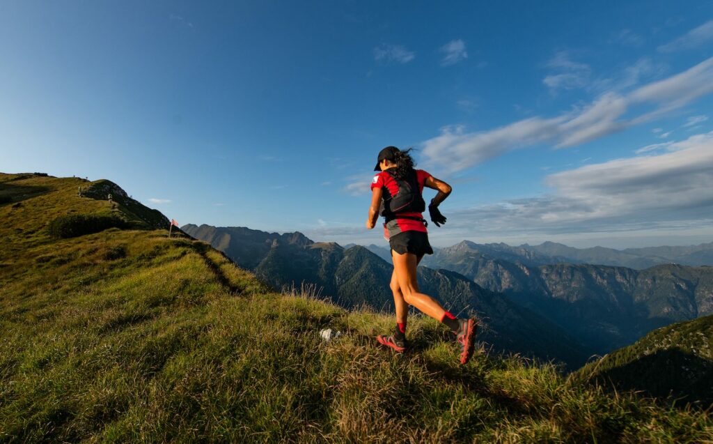 femme qui court un ultra-trail avec une paire de salomon
