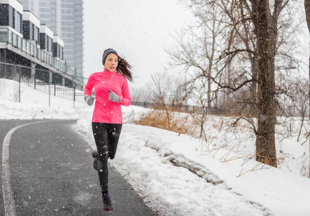 femme portant des vêtements pour temps froid