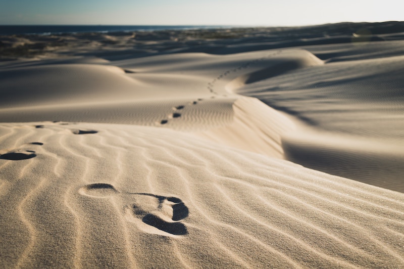 pieds plats empreintes sable