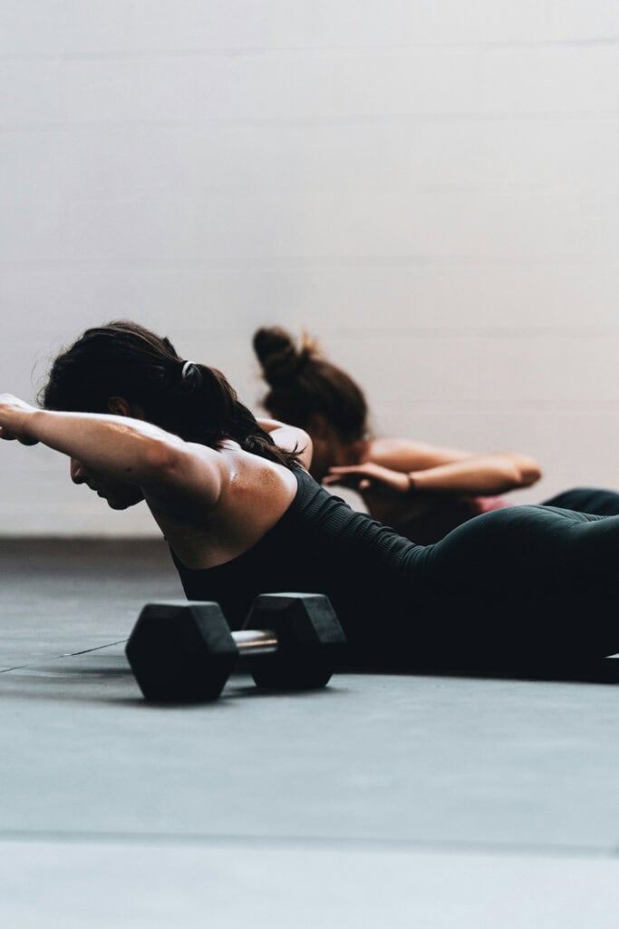 Femme faisant des exercices de base