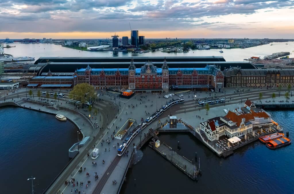 Vue aérienne de la gare centrale d'Amsterdam