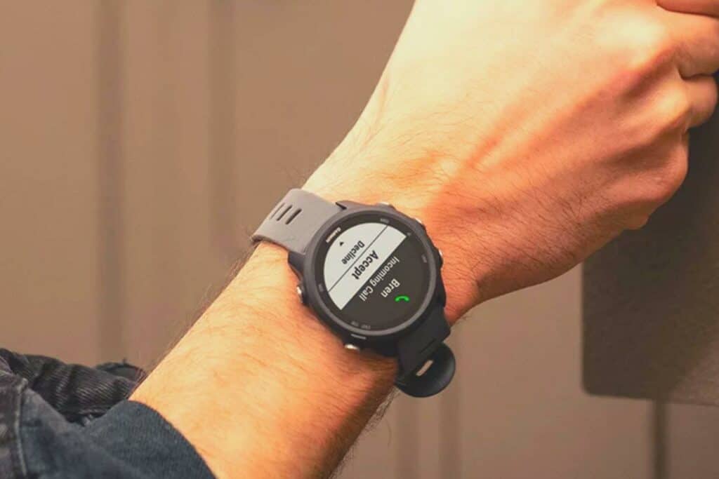 montre gps garmin au poignet