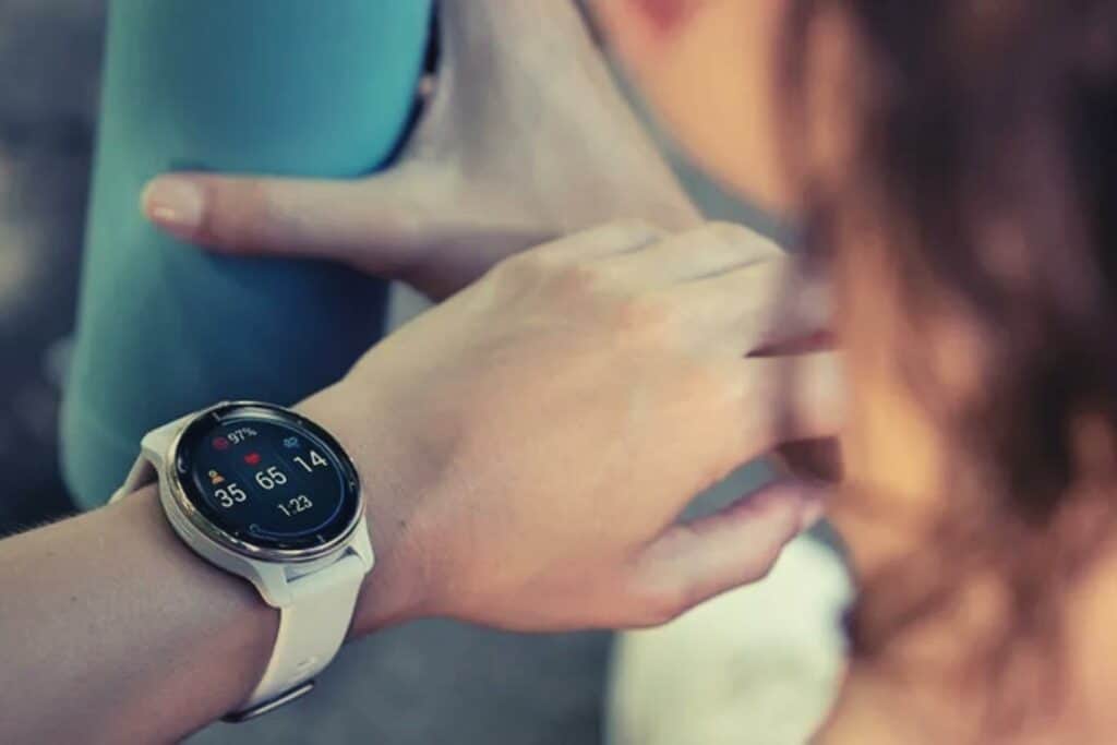 Garmin Venu 2 Plus coureuse utilise sa montre à écran tactile passer des appels grâce au micro connecté à son smartphone